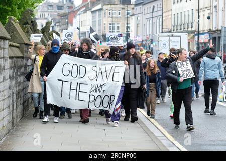Von der Republik Cymru organisierte Demonstration mit Demonstranten gegen die Monarchie, die am Krönungstag am 6. 2023. Mai durch Cardiff marschierten Stockfoto
