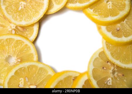 Vertikal überlappende Zitronenschnitte - Fußzeile auf weißem Hintergrund mit Kopierbereich Stockfoto