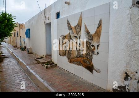 Djerba, Tunesien. 9. Mai 2023: Djerba, Tunesien. 09. Mai 2023 Das malerische Viertel von Tunesiens Djerbahood mit seiner traditionellen Architektur und Wandmalereien, die von mehreren Künstlern auf der ganzen Welt gemalt wurden. Djerbahood befindet sich im Dorf Erriadh, früher Hara Sghira genannt, auf der tunesischen Insel Djerba. Mit seiner verstreuten Straßenkunst gilt Djerbahood als Freilichtmuseum und ist gleichzeitig ein beliebtes Reiseziel für Touristen in Tunesien. Kredit: ZUMA Press, Inc./Alamy Live News Stockfoto