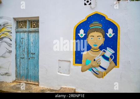 Djerba, Tunesien. 9. Mai 2023: Djerba, Tunesien. 09. Mai 2023 Das malerische Viertel von Tunesiens Djerbahood mit seiner traditionellen Architektur und Wandmalereien, die von mehreren Künstlern auf der ganzen Welt gemalt wurden. Djerbahood befindet sich im Dorf Erriadh, früher Hara Sghira genannt, auf der tunesischen Insel Djerba. Mit seiner verstreuten Straßenkunst gilt Djerbahood als Freilichtmuseum und ist gleichzeitig ein beliebtes Reiseziel für Touristen in Tunesien. Kredit: ZUMA Press, Inc./Alamy Live News Stockfoto