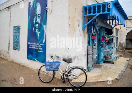 Djerba, Tunesien. 9. Mai 2023: Djerba, Tunesien. 09. Mai 2023 Das malerische Viertel von Tunesiens Djerbahood mit seiner traditionellen Architektur und Wandmalereien, die von mehreren Künstlern auf der ganzen Welt gemalt wurden. Djerbahood befindet sich im Dorf Erriadh, früher Hara Sghira genannt, auf der tunesischen Insel Djerba. Mit seiner verstreuten Straßenkunst gilt Djerbahood als Freilichtmuseum und ist gleichzeitig ein beliebtes Reiseziel für Touristen in Tunesien. Kredit: ZUMA Press, Inc./Alamy Live News Stockfoto