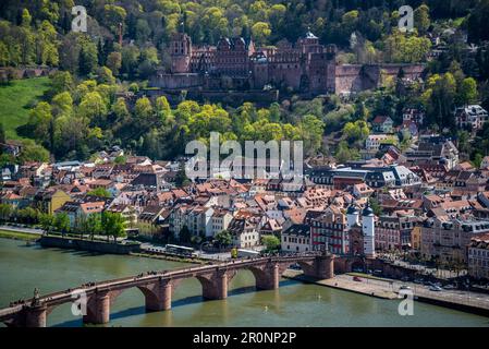 Heidelberger Burg auf dem Hügel und die Alte Brücke über den Neckar, Heidelberg, Deutschland Stockfoto