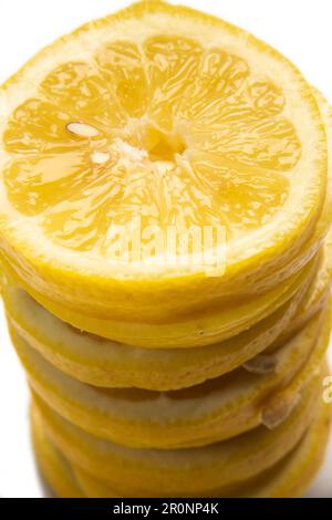 Vertikal überlappende Zitronenschnitte - Fußzeile auf weißem Hintergrund mit Kopierbereich Stockfoto