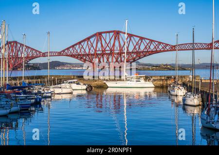 Die Yachten liegen im Hafen von South Queensferry vor dem Hintergrund der Forth Rail Bridge - South Queensferry, Schottland, Großbritannien Stockfoto