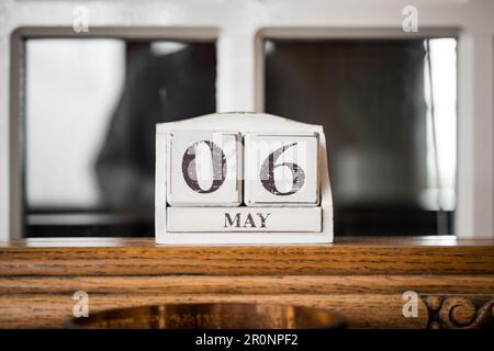 6. Uhr Kalenderwoche aus Holz mit Angabe des Monatstags. Stockfoto