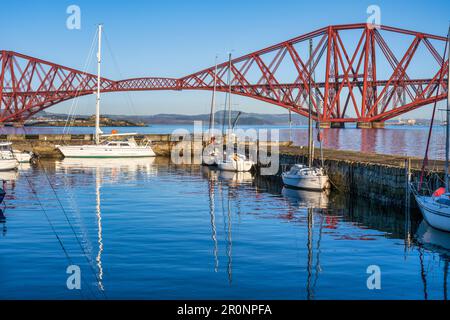 Die Yachten liegen im Hafen von South Queensferry vor dem Hintergrund der Forth Rail Bridge - South Queensferry, Schottland, Großbritannien Stockfoto