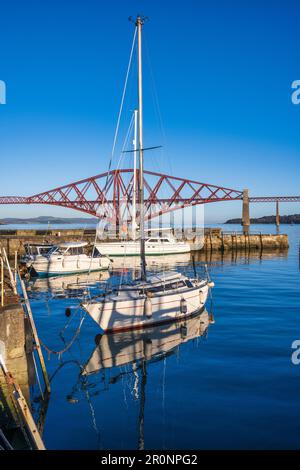 Die Yachten liegen im Hafen von South Queensferry vor dem Hintergrund der Forth Rail Bridge - South Queensferry, Schottland, Großbritannien Stockfoto