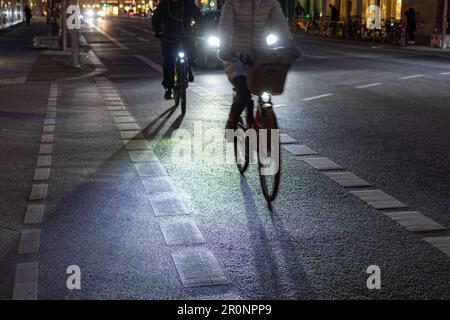 Radfahren in berlin bei Nacht Stockfoto