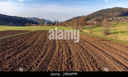 Draufsicht eines frisch gepflügten Feldes Stockfoto