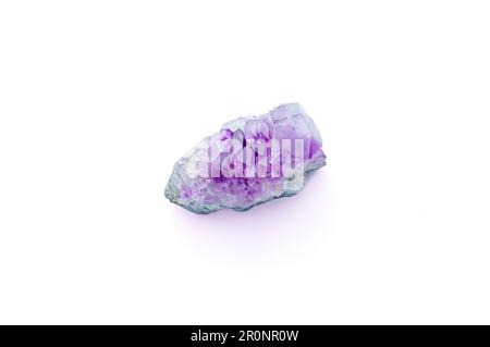 Amethyst Stone Makro Detail Texturhintergrund. Violett, violett, rosa, roher, unpolierter Schmuckstein aus nächster Nähe. Isoliert auf weiß Stockfoto