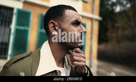 Introspektive Arab man Lost in Think Outdoors mit nachdenklichem Ausdruck Stockfoto