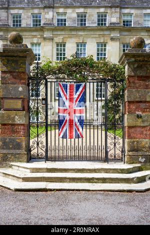 Die britische Union-Jack-Flagge über einem Metalltor als Teil der Krönungsfeier Stockfoto