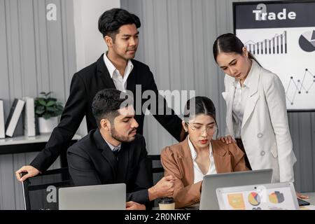Finanzberater arbeiten zusammen, um die finanzielle Leistung eines Unternehmens anhand von Daten aus seinen operativen Aktivitäten zu bewerten. Teammitglieder arbeiten in einem zusammen Stockfoto