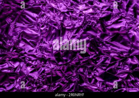 Abstrakter Hintergrund mit lilafarbener Textur Metallic. Aluminium zerknittert. Stockfoto