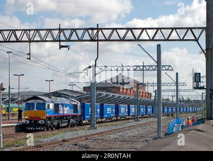 Eine Diesellokomotive der Klasse DRS 66 mit der Nummer 66411 in Stobart, die am 19. September 2006 im intermodalen Zug A Tesco in Rugby eingesetzt wird. Stockfoto