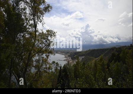 Landschaft mit malerischem Blick auf Giardini Naxos, ein Badeort von Messina in Sizilien, Italien. Stockfoto