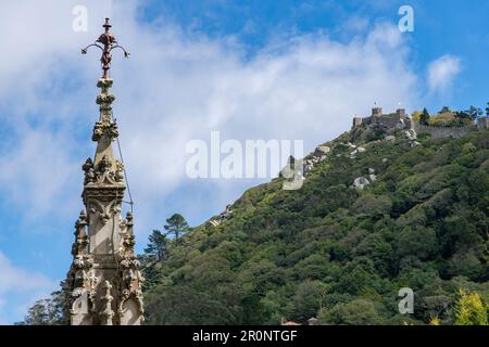 Aus nächster Nähe sehen Sie den Turm eines der Gebäude im Garten des Palastes Quinta da Regaleira in der Nähe von Sintra, Portugal, ein UNESCO-Weltkulturerbe Stockfoto