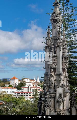 Aus nächster Nähe sehen Sie den Turm eines der Gebäude im Garten des Palastes Quinta da Regaleira in der Nähe von Sintra, Portugal, ein UNESCO-Weltkulturerbe Stockfoto