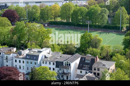 Drohnenansicht eines Fußballplatzes in einem alten Hamburger Stadtviertel. Stockfoto