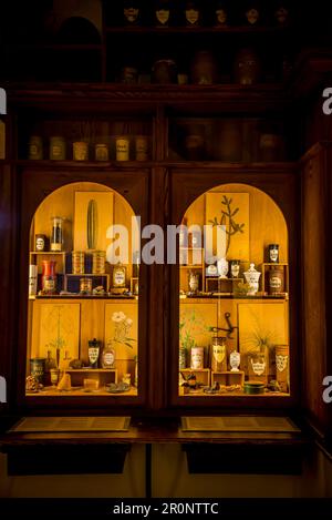 Apothekenmuseum, Burgmuseum über die Geschichte der Apotheke mit über 20.000 Ausstellungen über 2000 Jahre medizinische Wissenschaft und Pharmazie, einschließlich Glasapothek Stockfoto