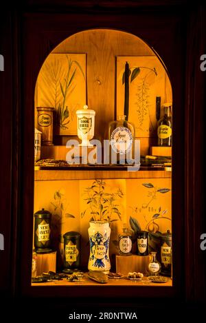 Apothekenmuseum, Burgmuseum über die Geschichte der Apotheke mit über 20.000 Ausstellungen über 2000 Jahre medizinische Wissenschaft und Pharmazie, einschließlich Glasapothek Stockfoto