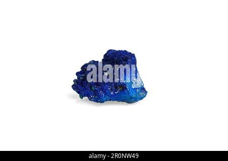 Azurit isoliert auf weißem Schwarzgrund. Detailhintergrund für Makro. Nahaufnahme rauer roher, unpolierter Halbedelstein. Stockfoto