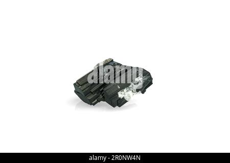 Schorl (schwarzes Turmalin) isoliert auf weißem Schwarzgrund. Detailhintergrund für Makro. Nahaufnahme rauer roher, unpolierter Halbedelstein. Stockfoto