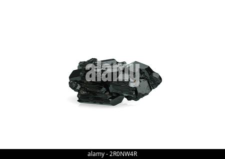Schorl (schwarzes Turmalin) isoliert auf weißem Schwarzgrund. Detailhintergrund für Makro. Nahaufnahme rauer roher, unpolierter Halbedelstein. Stockfoto