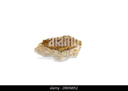 Erhitzter Amethyst (Citrin), isoliert auf weißem, schwarzem Boden. Detailhintergrund für Makro. Nahaufnahme rauer roher, unpolierter Halbedelstein. Stockfoto