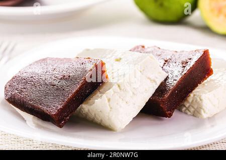 Romeo e Julieta, brasilianisches Süßes und Dessert mit Käse und Guava, typische Mahlzeit von Minas Gerais, süß aus Obst, traditionell aus dem Jun Stockfoto