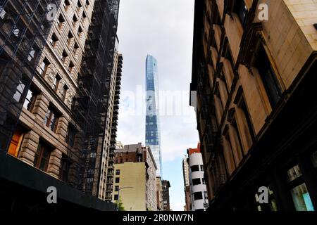 Der hohe, schlanke Wolkenkratzer in der Mitte des Bildes ist die 111 West 57th Street (auch bekannt als Steinway Tower) in Midtown Manhattan, New York City Stockfoto