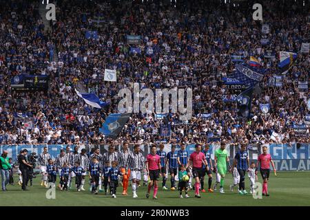 Bergamo, Italien. 7. Mai 2023. Italien, Bergamo, Mai 7 2023: Die Teams betreten das Spielfeld und begeben sich zum Mittelfeld für die Spielpräsentation während des Fußballspiels ATALANTA BC gegen JUVENTUS FC, Serie A Tim 2022-2023 day34 Gewiss Stadion (Kreditbild: © Fabrizio Andrea Bertani/Pacific Press via ZUMA Press Wire) NUR REDAKTIONELLE VERWENDUNG! Nicht für den kommerziellen GEBRAUCH! Stockfoto