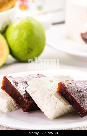 Romeo e Julieta, brasilianische Süßspeise und Dessert mit Käse und Guava, typische Mahlzeit von Minas Gerais Stockfoto