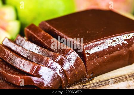 Guava, süß aus Guava, hausgemachtes Dessert, auf rustikalem Holzhintergrund, süß aus Obst, traditionell der Junifestivitäten in Brasilien, rur Stockfoto