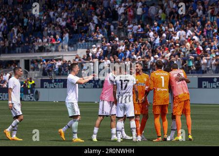 Bergamo, Italien. 7. Mai 2023. Italien, Bergamo, Mai 7 2023: Spieler des FC Juventus feiern den Sieg und umarmen sich am Ende des Fußballspiels ATALANTA BC gegen JUVENTUS FC, Serie A Tim 2022-2023 day34 Gewiss Stadion (Kredit: © Fabrizio Andrea Bertani/Pacific Press via ZUMA Press Wire) NUR REDAKTIONELLE VERWENDUNG! Nicht für den kommerziellen GEBRAUCH! Stockfoto