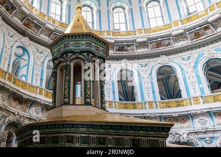 Istra, Russland - 7. Mai 2023: Die Kuppel des Katholikons wurde nach dem Vorbild der Grabeskirche in Jerusalem im Inneren der Auferstehungskathedrale von New je gestaltet Stockfoto