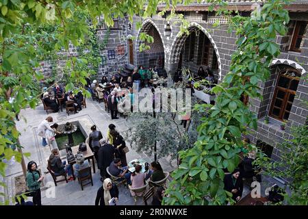 Der historische Palast von Zerzevan, wo der Koch-Wettbewerb für natürliche Kräuter in Diyarbakir stattfand, ist zu sehen. Filiz Parlak, Gastronomie-Gastronomie in Diyarbakir, organisierte einen Wettbewerb für natürliche Kräuternahrung. Um die in den Hevsel-Gärten des Weltkulturerbes angebauten Kräuter und die daraus hergestellten Lebensmittel zu fördern, wurden 41 Arten von Lebensmitteln aus 21 Arten von Kräutern zubereitet. Zu den Speisen und Getränken zählten süße Speisen aus diesen Kräutern, Gurken, Marmeladen, Keksen, türkischem Honig, Kaffee, Tee, Dekanter, Brot. In dem Wettbewerb im historischen Zerzevan-Palast, das Geschworenenmembe Stockfoto