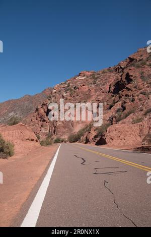 Eine malerische Wüstenlandschaft mit einer gewundenen Straße zwischen majestätischen Sandsteinbergen Stockfoto