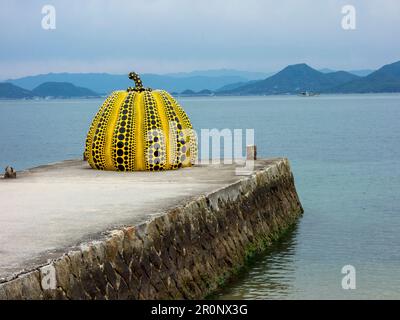 Gelbe Kürbisskulptur des japanischen Künstlers Yayoi Kusama auf der Insel Naoshima, Japan. Die Insel beherbergt eine Sammlung zeitgenössischer Kunst, die m ist Stockfoto