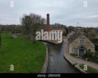 Die alte Mill Lower Slaughter, das malerische Cotswolds Dorf, England Drohne, Luft Stockfoto