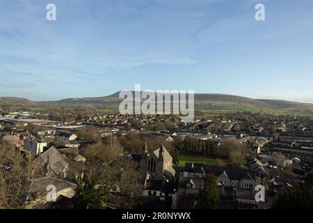 Pendle Hill erhebt sich über der Stadt Clitheroe im Ribble Valley, von Clitheroe Castle aus gesehen an einem Wintertag Lancashire England Stockfoto