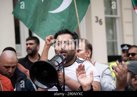 London, Großbritannien. 9. Mai 2023. Anhänger des ehemaligen pakistanischen Ministerpräsidenten Imran Khan protestieren nach seiner früheren Verhaftung in Islamabad vor dem Pakistan High Commission in London und fordern seine sofortige Freilassung. Kredit: Ron Fassbender/Alamy Live News Stockfoto