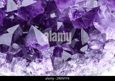 amethyst Druse. Texturhintergrund für Makrodetails. Nahaufnahme von rohem, unpoliertem Halbedelstein Stockfoto