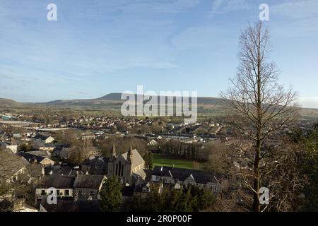 Pendle Hill erhebt sich über der Stadt Clitheroe im Ribble Valley, von Clitheroe Castle aus gesehen an einem Wintertag Lancashire England Stockfoto