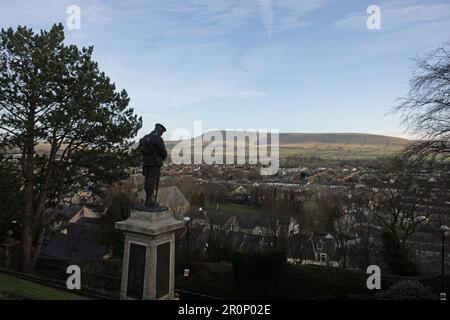 Pendle Hill erhebt sich über der Stadt Clitheroe im Ribble Valley, von Clitheroe Castle aus gesehen an einem Wintertag Lancashire England Stockfoto