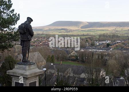 Pendle Hill erhebt sich über der Stadt Clitheroe im Ribble Valley, von Clitheroe Castle aus gesehen an einem Wintertag Lancashire England Stockfoto