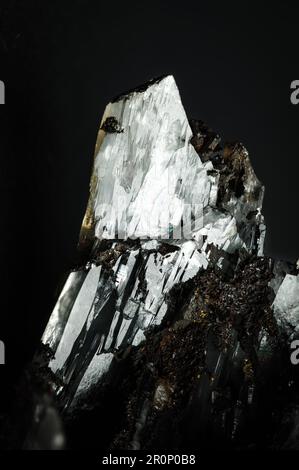 Klarer Baritkristall auf schwarzem Hintergrund. Texturhintergrund für Makrodetails. Nahaufnahme von rohem, unpoliertem Halbedelstein Stockfoto