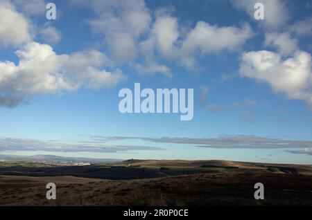 Darwen Tower und Darwen Hill blickten an einem Wintertag vom Gipfel des Great Hill aus auf das West Pennine Moors Lancashire England Stockfoto