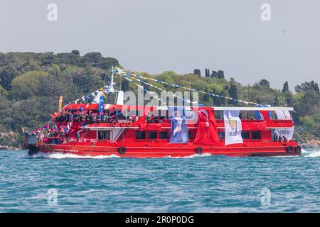 ISTANBUL, TÜRKEI - MAI 9.: Anhänger der regierenden AK-Partei auf einem Boot, das türkische Flaggen zur Unterstützung von Präsident Erdogan in Istanbul, Türkei, schwenkt Stockfoto