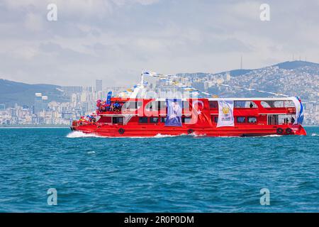 ISTANBUL, TÜRKEI - MAI 9.: Anhänger der regierenden AK-Partei auf einem Boot, das türkische Flaggen zur Unterstützung von Präsident Erdogan in Istanbul, Türkei, schwenkt Stockfoto